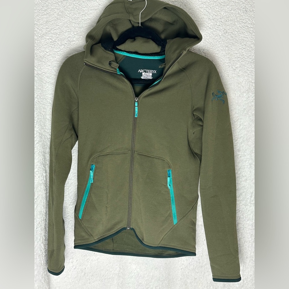 Arc’teryx: Green base layer- women’s x-small